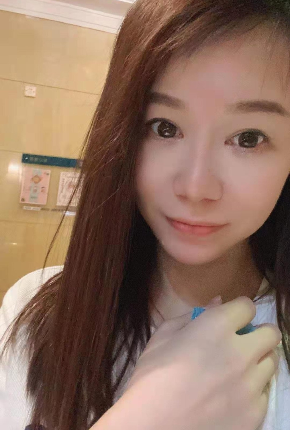 皮肤很白嫩光滑