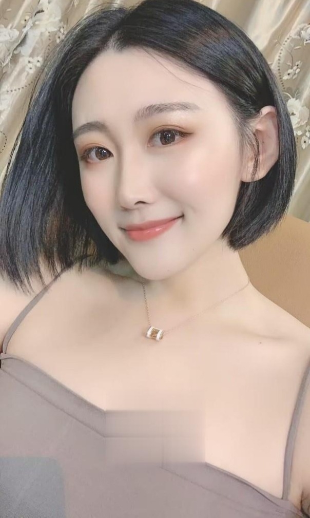 香气飘飘的美女老师